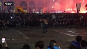 Болельщики празднуют победу «Интера» над «Пармой» со счетом 2-0 и завоевание титула чемпиона Серии А