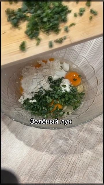 Кабачковые оладьи с белым соусом к завтраку