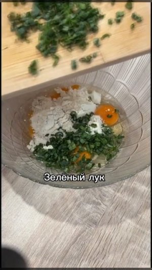 Кабачковые оладьи с белым соусом к завтраку
