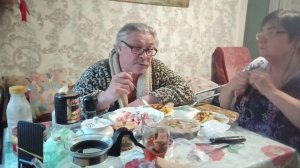 ЗА НАС НИКТО ДЕЛАТЬ НЕ БУДЕТ ! Нажарила картошки. Вкусно кушаем. Обсудили дела за столом