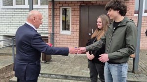 В Белоярском двое детей-сирот получили ключи от собственных квартир
