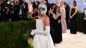 Платье из пузырей и образ живой статуи: чем удивил бал Met Gala в Нью-Йорке
