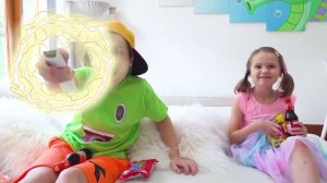 Катя хочет быть как Макс и копирует его во всем