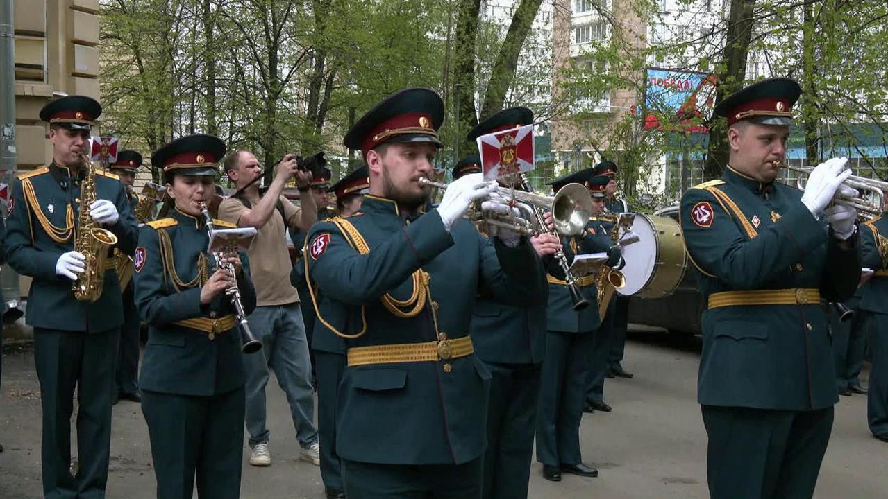 В преддверии Дня Победы в России проходит акция "Парад у дома ветерана"