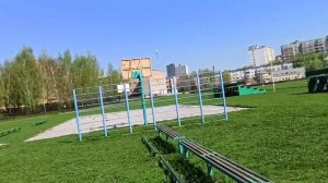 Огромный белый питбуль бегает по стадиону без привязки и без намордника!