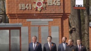 Медведев исполнил песню «День Победы» на церемонии зажжения новых вечных огней на мемориалах в 12