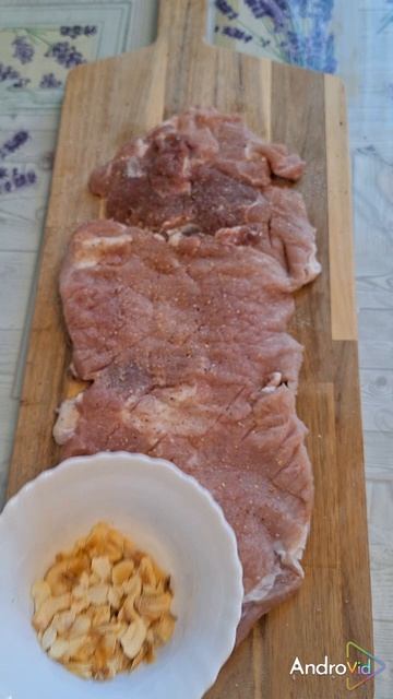 Чесночный мясной рулет из свинины