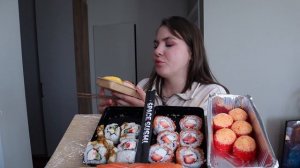 пробуем огромные роллы с лососем и клубникой (заклинило челюсть)