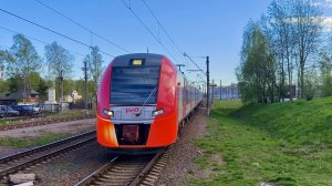 ЭС2Г 240 «Ласточка» сообщением Санкт-Петербург - Кузнечное, прибывает на станцию Девяткино