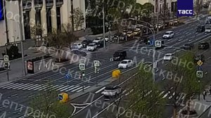 Кадры ДТП с участием рэпера Navai в центре Москвы.