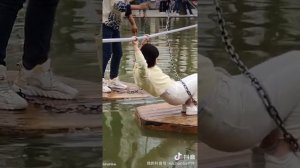 Аква парк в Китае. В зимней одежде полностью упала в воду. Wetlook