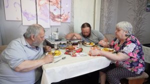 Вкусно кушаем всей семьёй и хвалим мама за то что так вкусно она готовит ПОДВАЛ ИЛЬИЧА