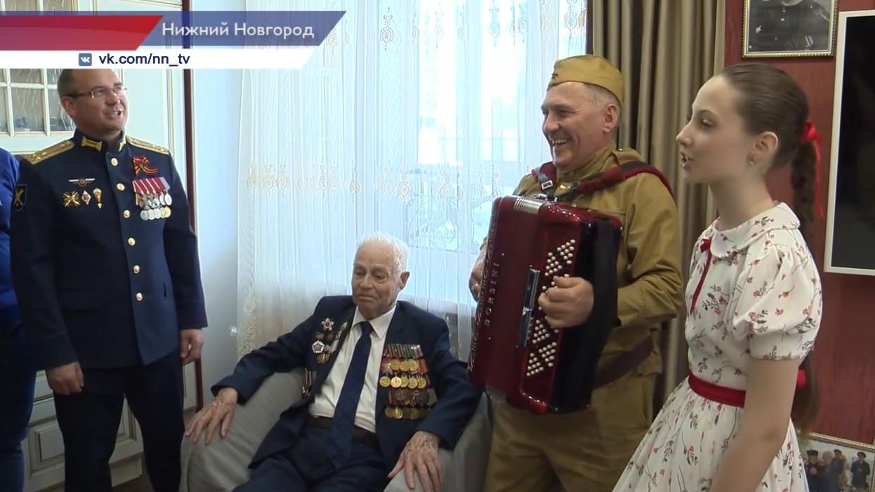 Евгений Чинцов и волонтёры Победы поздравили ветеранов