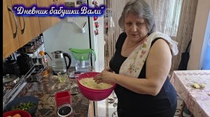 Бабушкин борщ со старым салом и морковка по корейски.