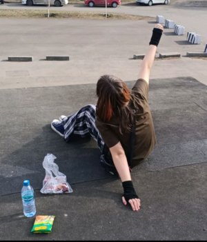 г