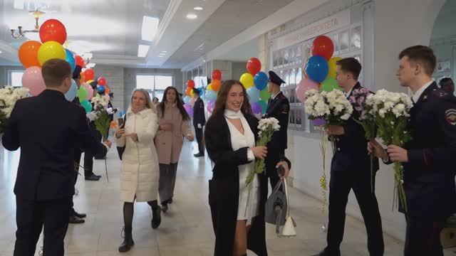 С праздником, милые дамы!