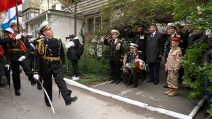 Ветераны принимают парады у своих домов