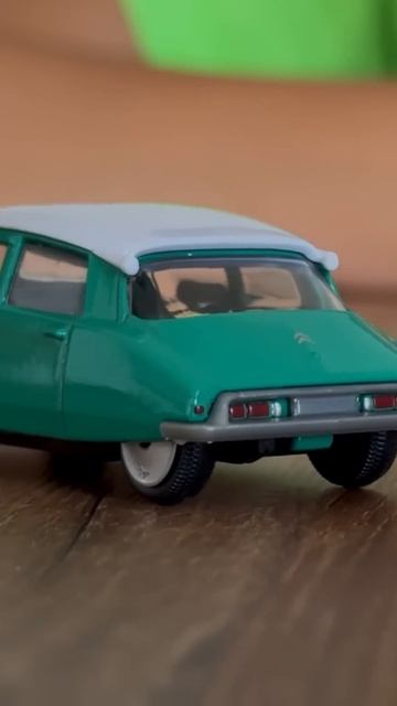 Марк распаковывает новый автомобиль Citroen смотреть онлайн