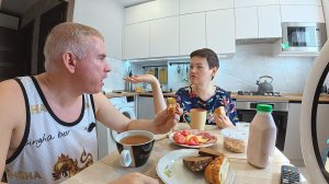 Мукбанг Вован ОБВИНИЛ меня во всём! Перекусили и ОБСУДИЛИ что делать с нашей ПРОБЛЕМОЙ! Завтрак