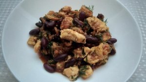 Тушеная курица с красной фасолью