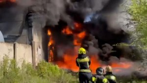 Десятки километров в черном дыму: в Оренбурге горит склад с краской.
