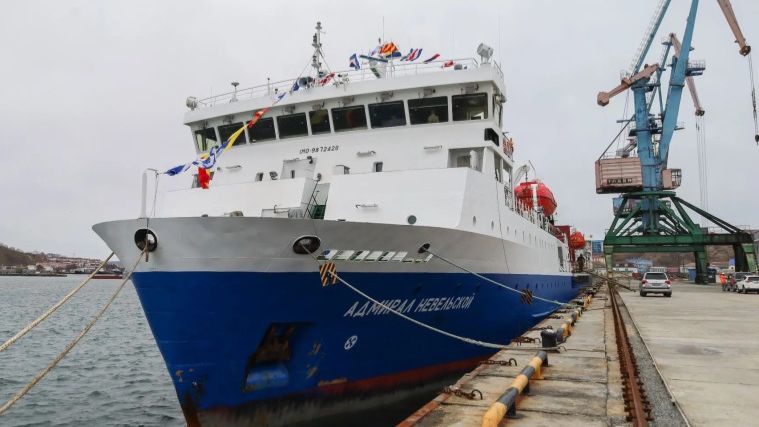 Жители Корсаковского района побывали на теплоходе «Адмирал Невельской»