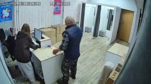 Ситуация, когда 68-летний мужчина в Кургане, получив свой заказ в пункте выдачи, неожиданно шлепнул