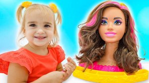 Алиса и её подруга играют в салон красоты