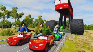 МОЛНИЯ МАКВИН И МАШИНКИ ПРОТИВ ЦИРКУЛЯРНОЙ ПИЛЫ 🏎️ КТО ВЫЖИВЕТ? ОПАСНАЯ ЯМА В БИМИНДЖИ 💥
