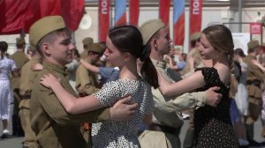 У главной арки ВДНХ две сотни пар закружились в «Вальсе Победы».
