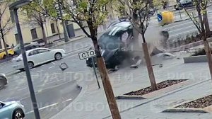 Момент аварии с Ferrari рэпера Navai в центре Москвы