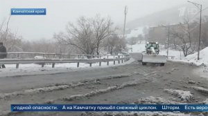 Дети лепят снеговиков: на Камчатку пришел снежный циклон.