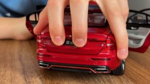 Марка Распаковывает красный Volvo S60 в масштабе 1_18 _ Модель автомобиля, изготовленная на заказ