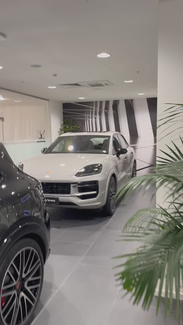 Porsche Cayenne E-hybrid 2025 In Crayon Color And Barrique Club Interior / Порше Каен гибрид