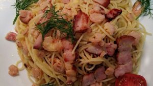 Нежна паста с беконом и соусом болоньезе