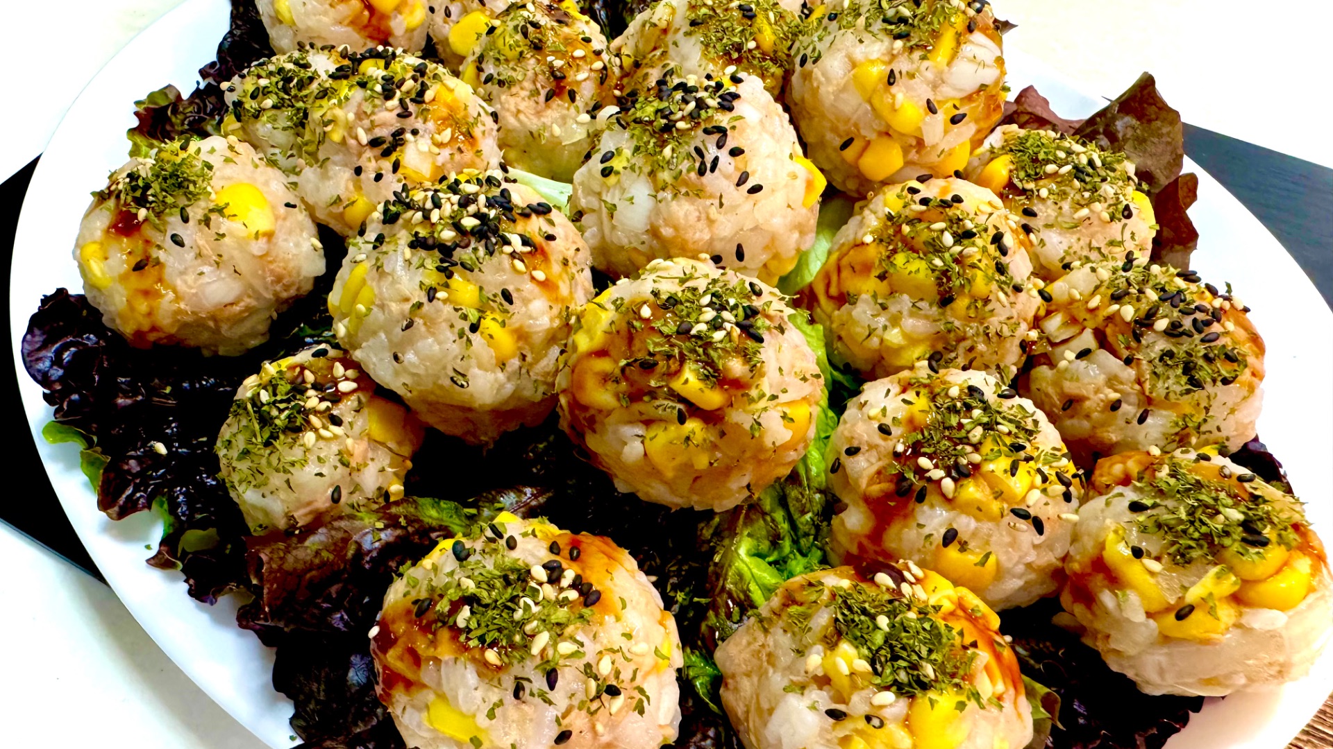 Золотые рисовые шарики из тунца, кукурузы и соусом Терияки!
