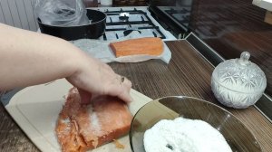 Чистим, солим рыбу/ Печенье в микроволновке от сына/ На ужин рыбка/ Утренний кофе/