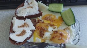 НА ОБЕД - ЯИЧНИЦА, БУТЕРБРОДЫ С МАСЛОМ, ОВОЩИ, ВАФЕЛЬНЫЙ ТОРТ С АРАХИСОМ / МУКБАНГ