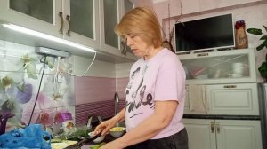 Обед с пользой: зелёные щи из крапивы, минтай под маринадом и секрет здоровых волос