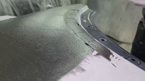 Нанесение карбоновой шпатлевки на дверь 😷