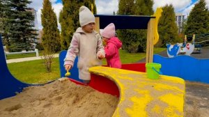 Саша и Николь играют на площадке 👭