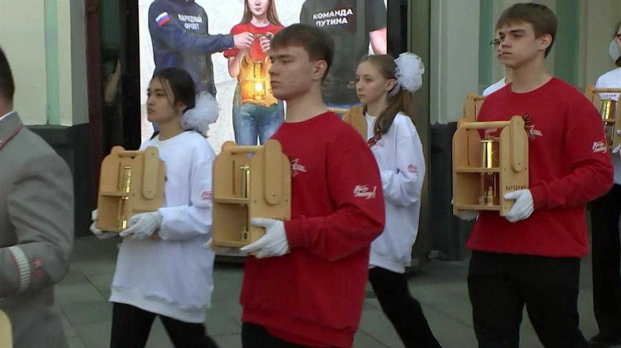 У Могилы Неизвестного Солдата в Москве стартовала акция "Огонь памяти".