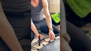 Как натянуть батут и остаться с целыми пальцами)) Секреты папы Льва. #левпопов #семья #лёранс #батут