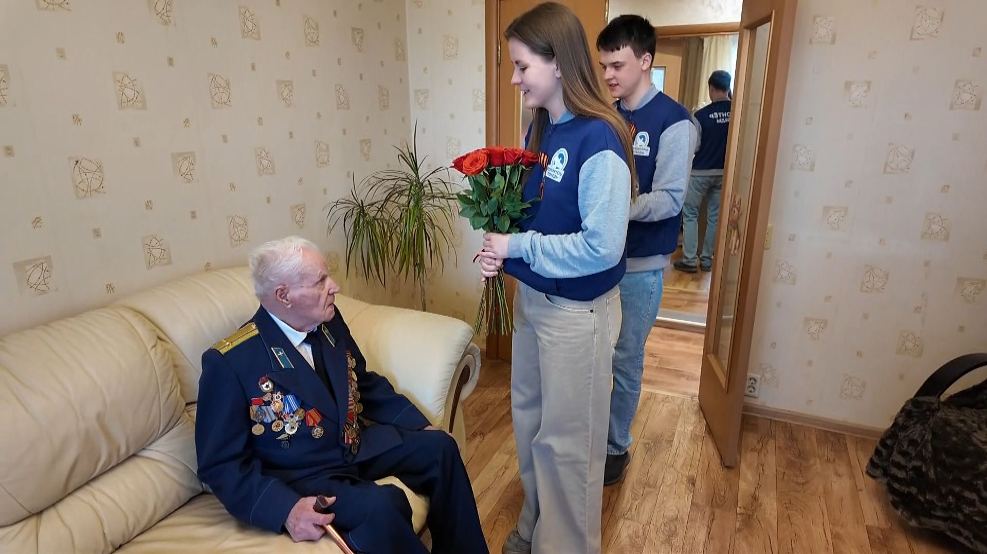 Волонтеры поздравили ветерана с Днем Победы