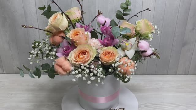 Композиция из живых цветов в шляпной коробке с розами и орхидеями смотреть онлайн