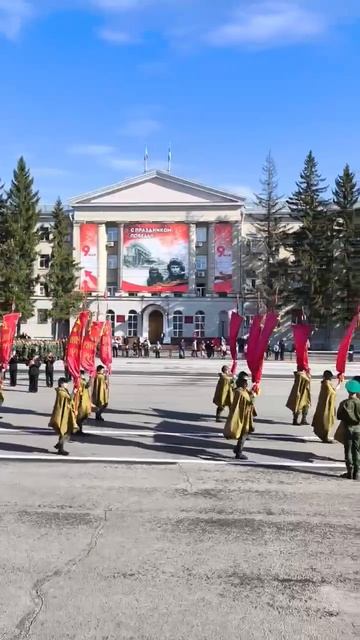 На центральной площади Кургана проходит репетиция парада.