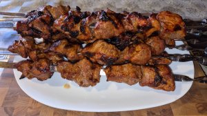 Шашлык из свиной шеи, маринованный в специях, на хлебном ароматном квасе.