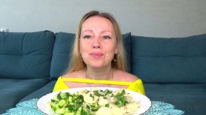 Мукбанг от Яновны завтрак Пельмени с мазиком , салат огуречный зеленый. Еда вкуснота.