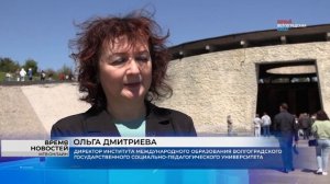 Волгоградские студенты из Китая возложили цветы к могиле Маршала Чуйкова