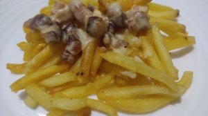 Картофель фри с беконом в сливочном соусе